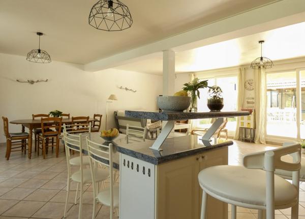 Villa de 259m² habitables avec piscine - Chassieu le Haut