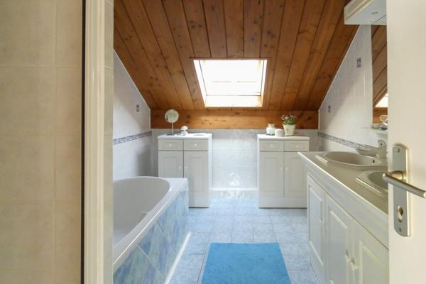Villa de 259m² habitables avec piscine - Chassieu le Haut