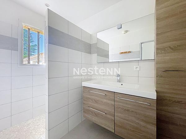 Villa entierement de plain pied, 4 pieces, 3 chambres, jardin, garage, cave, place de parking