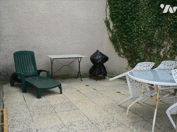 Sur Les Quais, En RDC, Appartement de Type 2 avec cour.