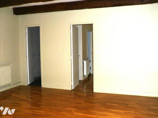 Sur Les Quais, En RDC, Appartement de Type 2 avec cour.