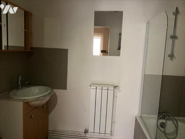 Sur Les Quais, En RDC, Appartement de Type 2 avec cour.