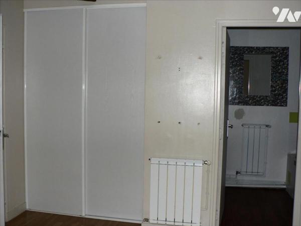 Sur Les Quais, En RDC, Appartement de Type 2 avec cour.