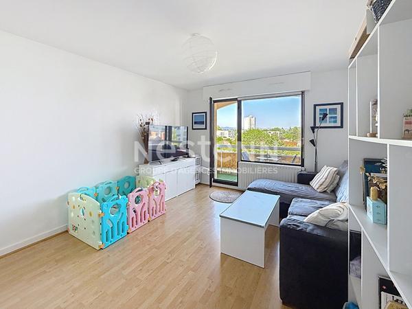 Grand Appartement T2 avec une chambre, Balcon en dernier étage Centre Ville - 69500 BRON