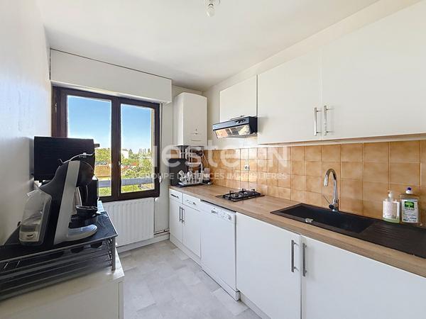 Grand Appartement T2 avec une chambre, Balcon en dernier étage Centre Ville - 69500 BRON