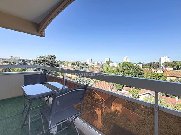Grand Appartement T2 avec une chambre, Balcon en dernier étage Centre Ville - 69500 BRON