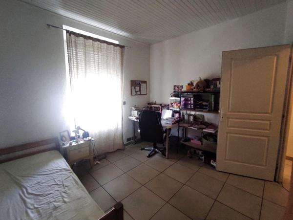 ALÈS IMMEUBLE DE RAPPORT 4 LOGEMENTS 2 LOCAUX COMMERCIAUX FORT POTENTIEL D'INVESTISSEMENT