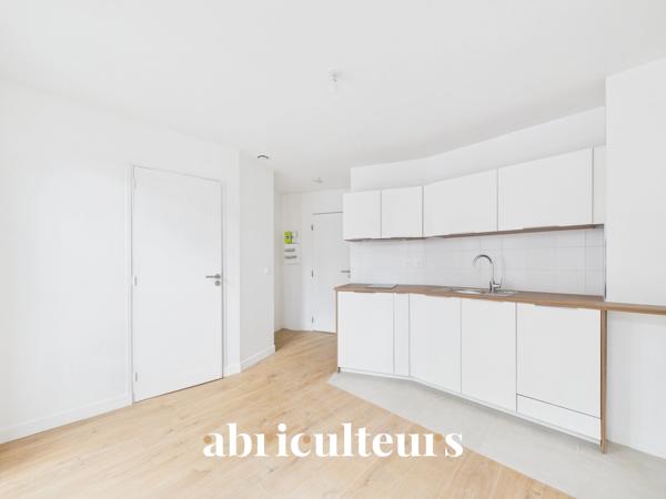 Bel appartement lumineux avec balconnet, au calme dans le 18ème arrondissement de Paris