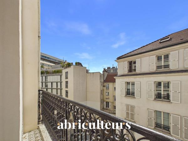 Bel appartement lumineux avec balconnet, au calme dans le 18ème arrondissement de Paris