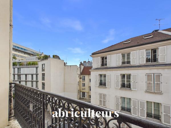 Bel appartement lumineux avec balconnet, au calme dans le 18ème arrondissement de Paris