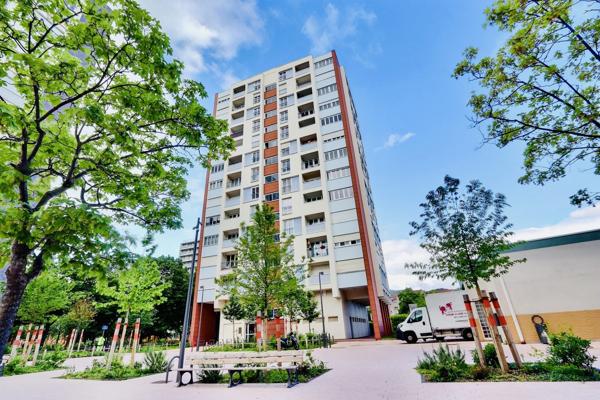 Les salins - T4 avec box de stationnement,  balcon et vue dominante