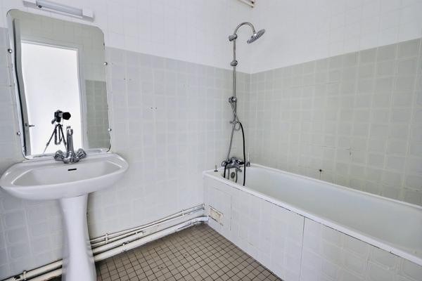 Les salins - T4 avec box de stationnement,  balcon et vue dominante