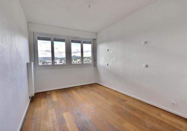 Les salins - T4 avec box de stationnement,  balcon et vue dominante