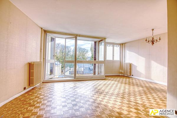 Versailles Montreuil St-Symphorien 4 pièces 100 m² situé au 3ème étage avec ascenseur, balcon et parking €599 000 ** - Référence 26752