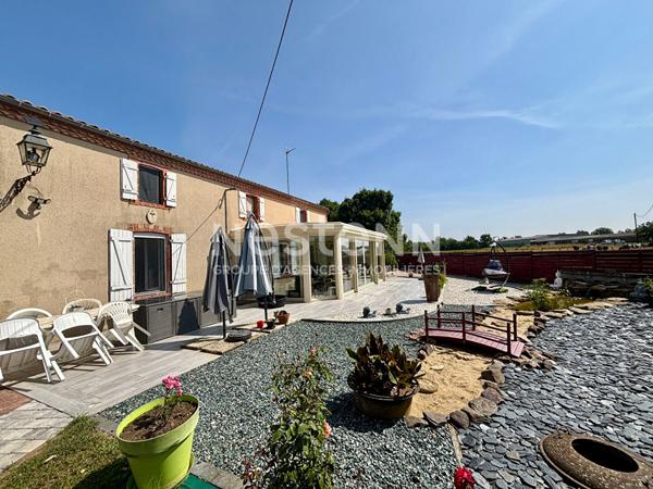 A vendre - Grande maison familiale avec piscine, dépendances et écuries - 9 pièces - 205m² - entre Thouars et Argentonnay - D5878
