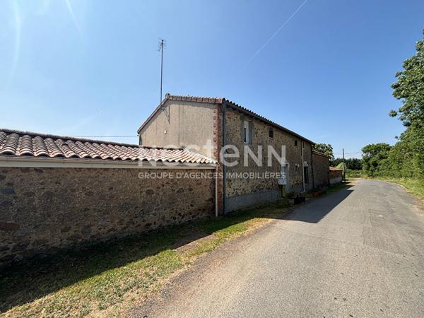 A vendre - Grande maison familiale avec piscine, dépendances et écuries - 9 pièces - 205m² - entre Thouars et Argentonnay - D5878