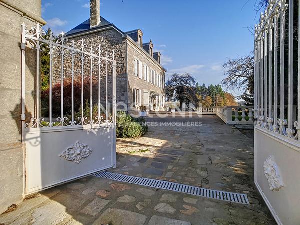Domaine de prestige à vendre à Ussel - Piscine intérieur - Spa - Hammam - Sauna - Potentiel Locatif - 9 chambres - dépendances - Jardin clôturé et arboré de 8700 m2
