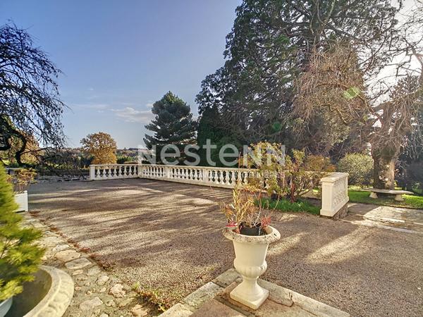 Domaine de prestige à vendre à Ussel - Piscine intérieur - Spa - Hammam - Sauna - Potentiel Locatif - 9 chambres - dépendances - Jardin clôturé et arboré de 8700 m2