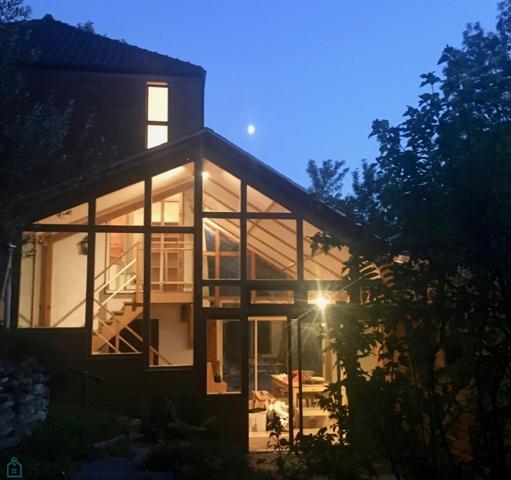 Maison moderne baignée de lumière ouverte sur la nature