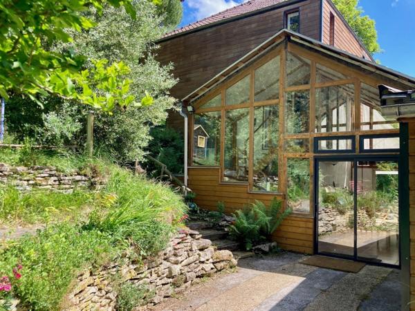 Maison moderne baignée de lumière ouverte sur la nature