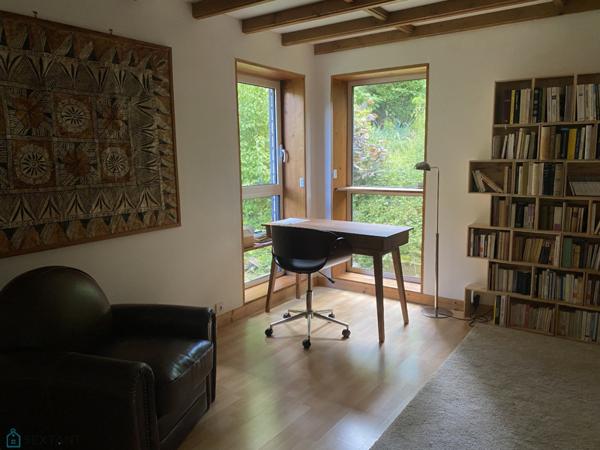 Maison moderne baignée de lumière ouverte sur la nature