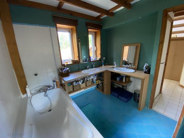 Maison moderne baignée de lumière ouverte sur la nature