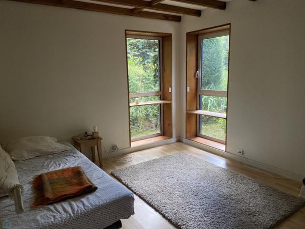 Maison moderne baignée de lumière ouverte sur la nature