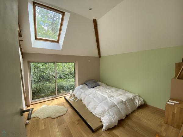 Maison moderne baignée de lumière ouverte sur la nature