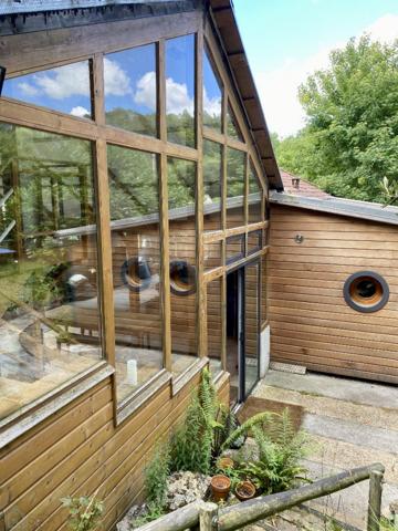 Maison moderne baignée de lumière ouverte sur la nature