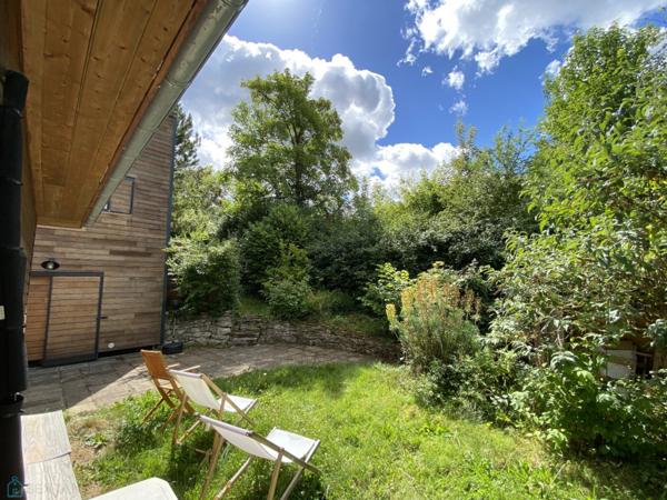 Maison moderne baignée de lumière ouverte sur la nature