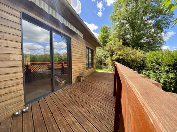 Maison moderne baignée de lumière ouverte sur la nature