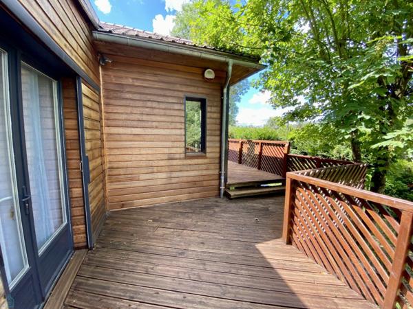 Maison moderne baignée de lumière ouverte sur la nature