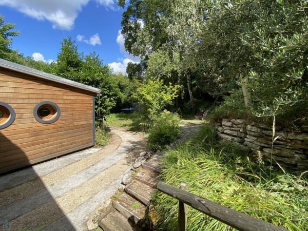 Maison moderne baignée de lumière ouverte sur la nature