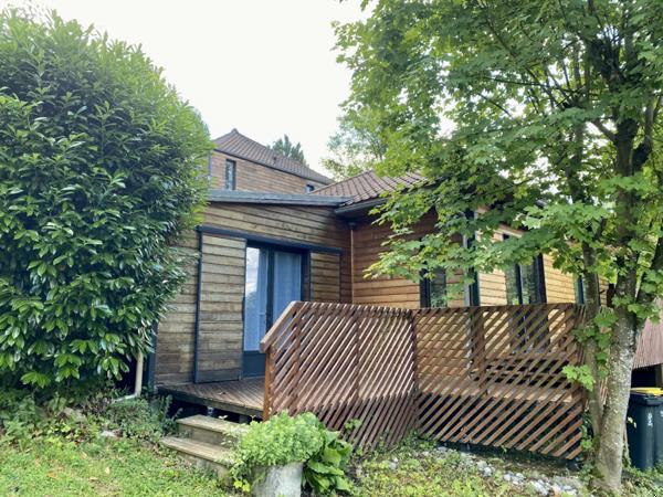 Maison moderne baignée de lumière ouverte sur la nature