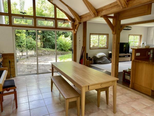 Maison moderne baignée de lumière ouverte sur la nature