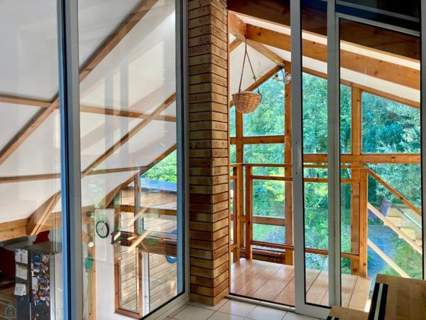 Maison moderne baignée de lumière ouverte sur la nature