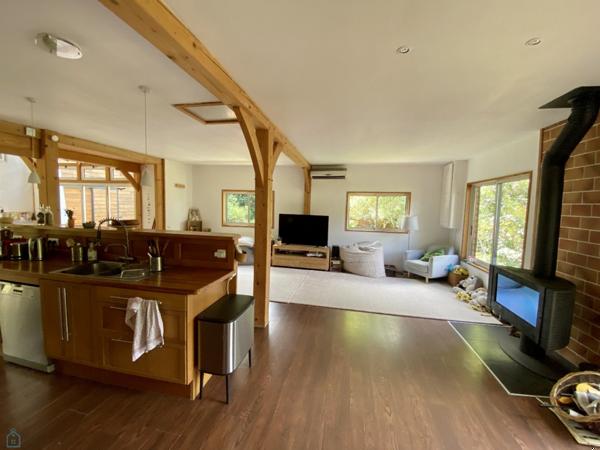 Maison moderne baignée de lumière ouverte sur la nature