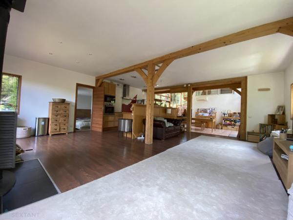 Maison moderne baignée de lumière ouverte sur la nature