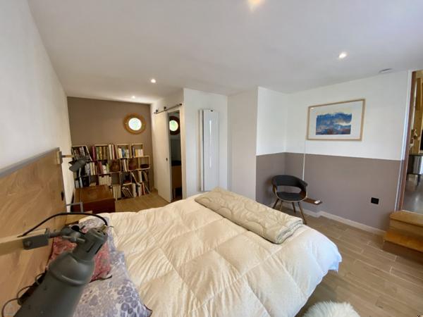 Maison moderne baignée de lumière ouverte sur la nature