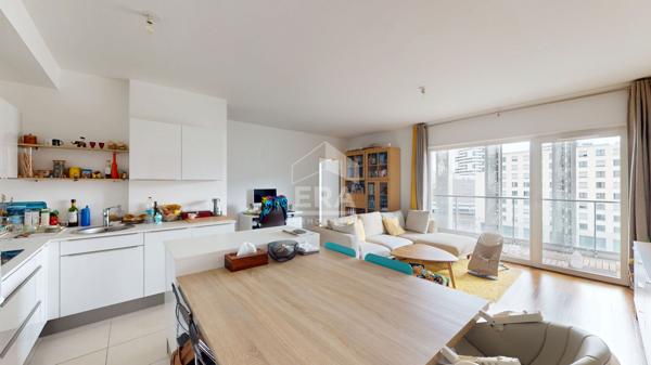 Appartement Paris 3 pièces de 77.50m2 avec balcon de 13m²