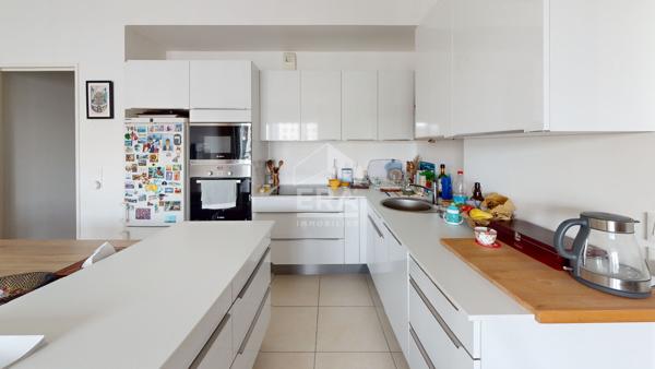 Appartement Paris 3 pièces de 77.50m2 avec balcon de 13m²