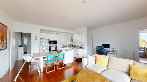 Appartement Paris 3 pièces de 77.50m2 avec balcon de 13m²