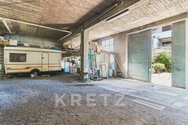 ENSEMBLE DE DEUX IMMEUBLES AVEC GARAGES ET HANGAR