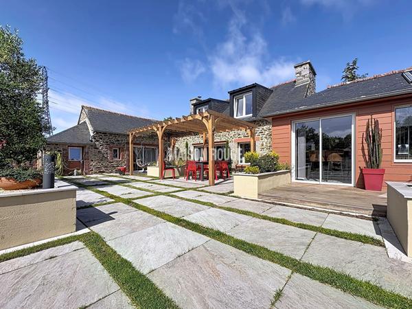 Maison en pierre rénovée avec piscine, vie de plain-pied et grand jardin à 5 minutes de Pordic