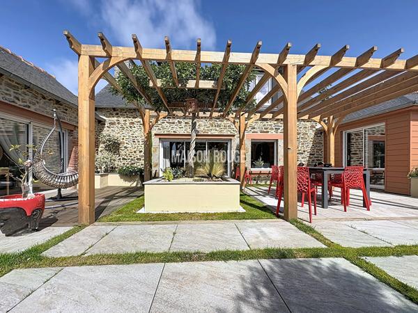 Maison en pierre rénovée avec piscine, vie de plain-pied et grand jardin à 5 minutes de Pordic