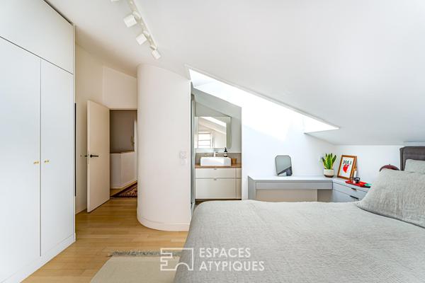 Penthouse confidentiel et terrasse plein ciel face au clocher du vieux Saint-Cloud.