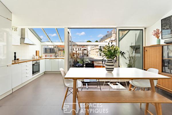 Penthouse confidentiel et terrasse plein ciel face au clocher du vieux Saint-Cloud.