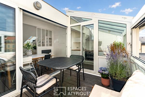 Penthouse confidentiel et terrasse plein ciel face au clocher du vieux Saint-Cloud.