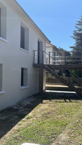 MAISON F8 SUR 3 NIVEAUX TOTALEMENT RENOVEE AVEC PLUSIEURS APPARTEMENTS SUR CHÂTELLERAULT Réf 2580
