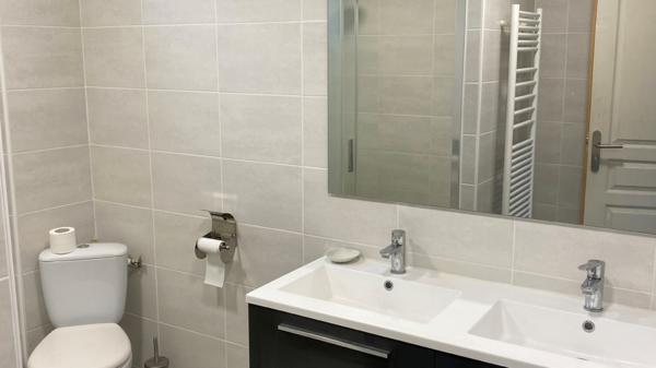 MAISON F8 SUR 3 NIVEAUX TOTALEMENT RENOVEE AVEC PLUSIEURS APPARTEMENTS SUR CHÂTELLERAULT Réf 2580